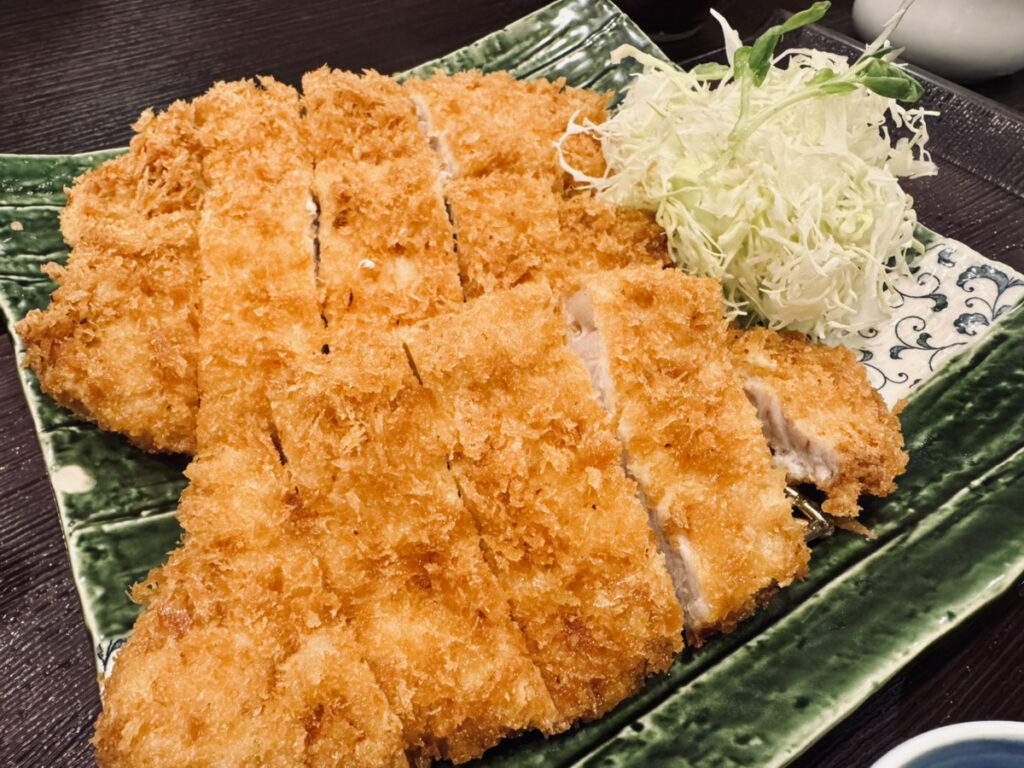 ロースかつがまさかの3枚…⁉　思わず二度見した特盛メニュー