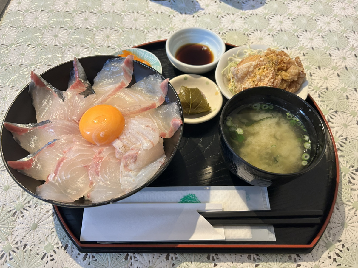 海鮮丼とハチミツDAY!!💛